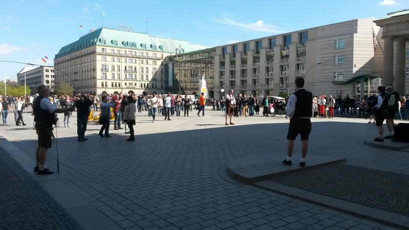 Berlin zwischen Brandenburger Tor und Hotel Adlon.jpg - User comments